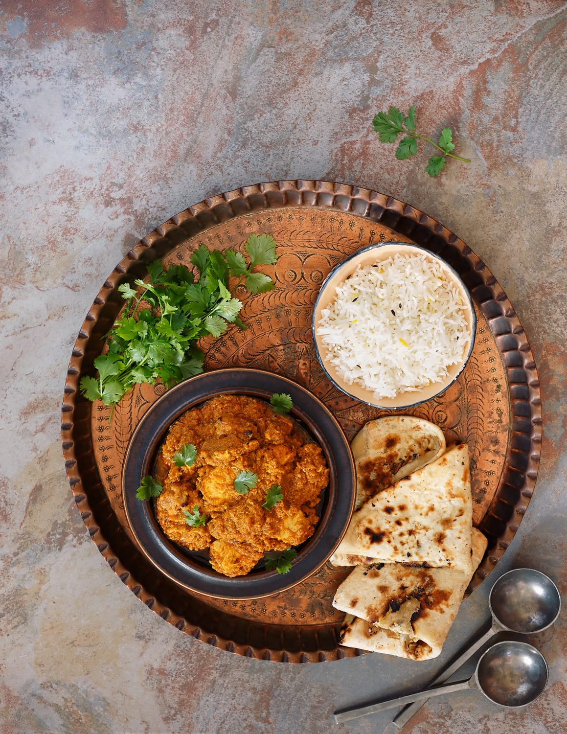 Indisches Curry mit Reis, Petersilie und Naanbrot